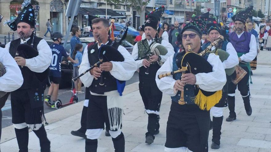 Segundo desfile, onte, de agrupacións folclóricas de Moaña.