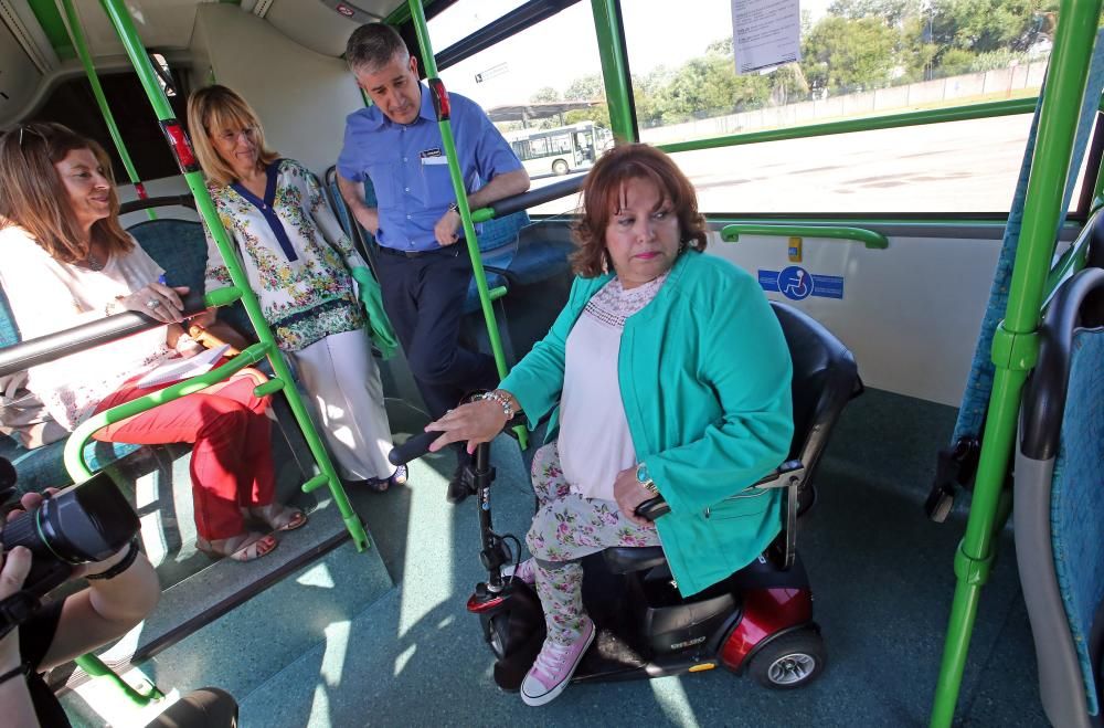 Varios usuarios prueban la accesibilidad de 'scooters' a los autobuses urbanos // Marta G.Brea