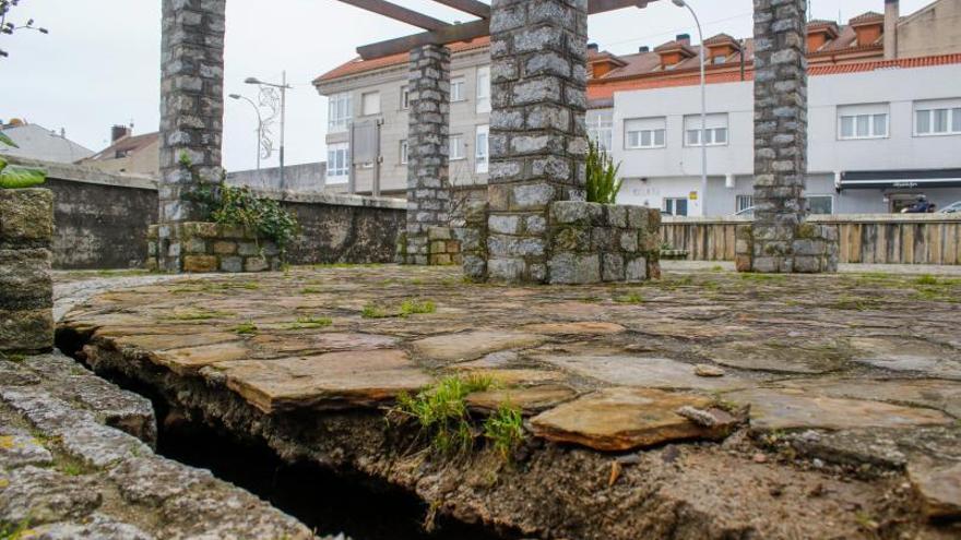 Zona más afectada por las grietas en el paseo de O Cantiño de A Illa.