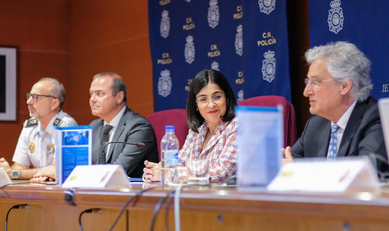La ministra de Sanidad Carolina Darias preside el acto de entrega de desfibriladores a la Policía Nacional en Canarias