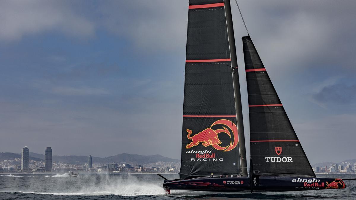 El Alinghi Red Bull Racing de la Copa América entrena en Barcelona