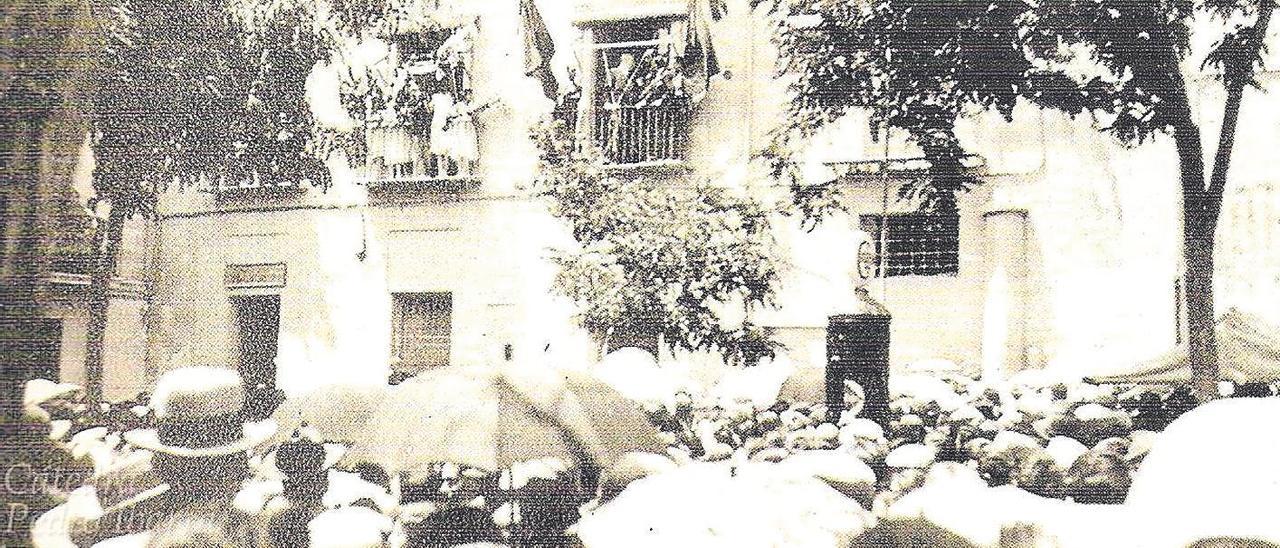 Una imagen facilitada por la autora de la tribuna de la Plaça de Baix durante la República.