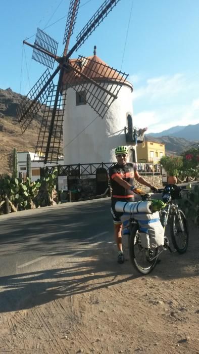 Antonio Mendoza viaja con su bicicleta