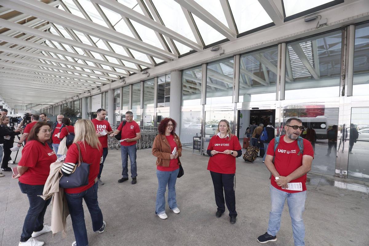 UGT realiza una campaña de concienciación contra las agresiones a los trabajadores del aeropuerto de Palma.