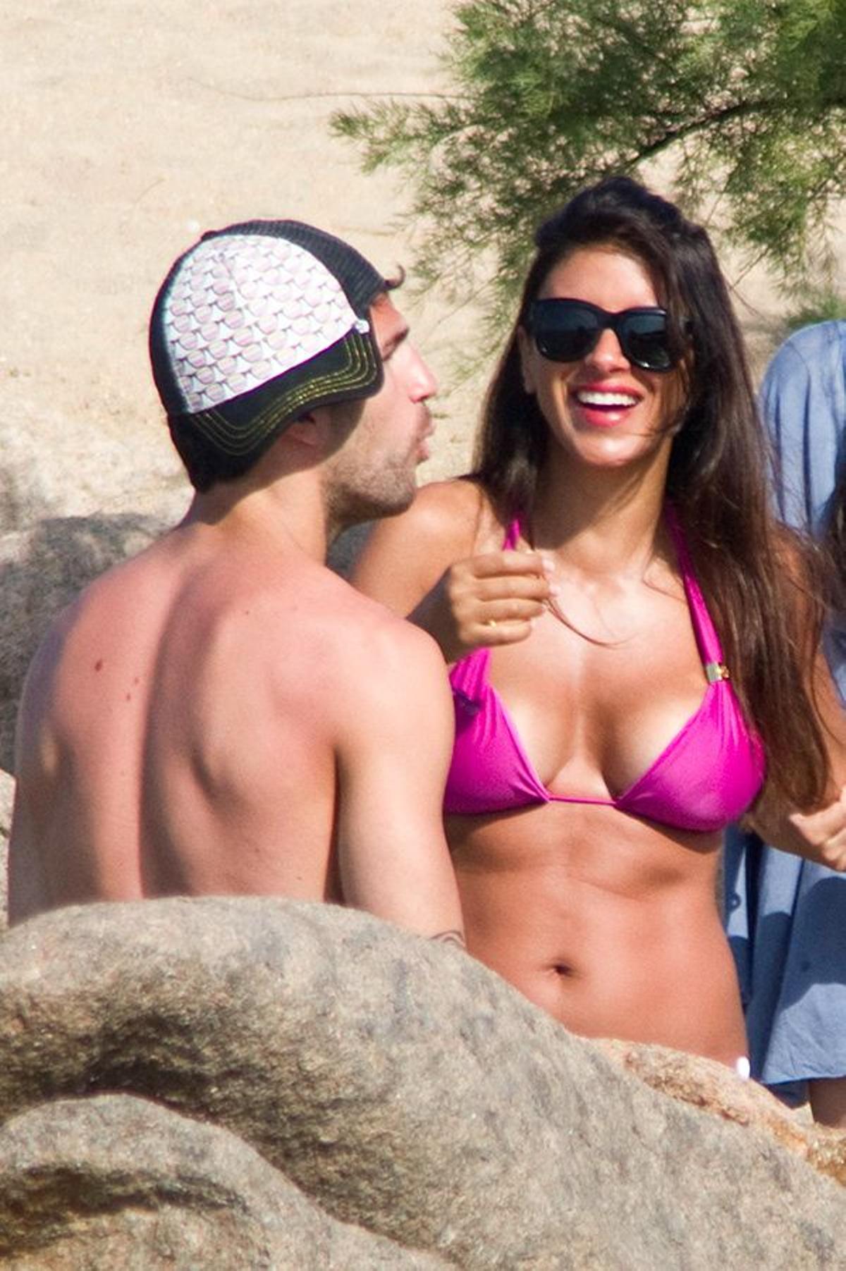 Daniella Semaan y Cesc Fabregas en la playa