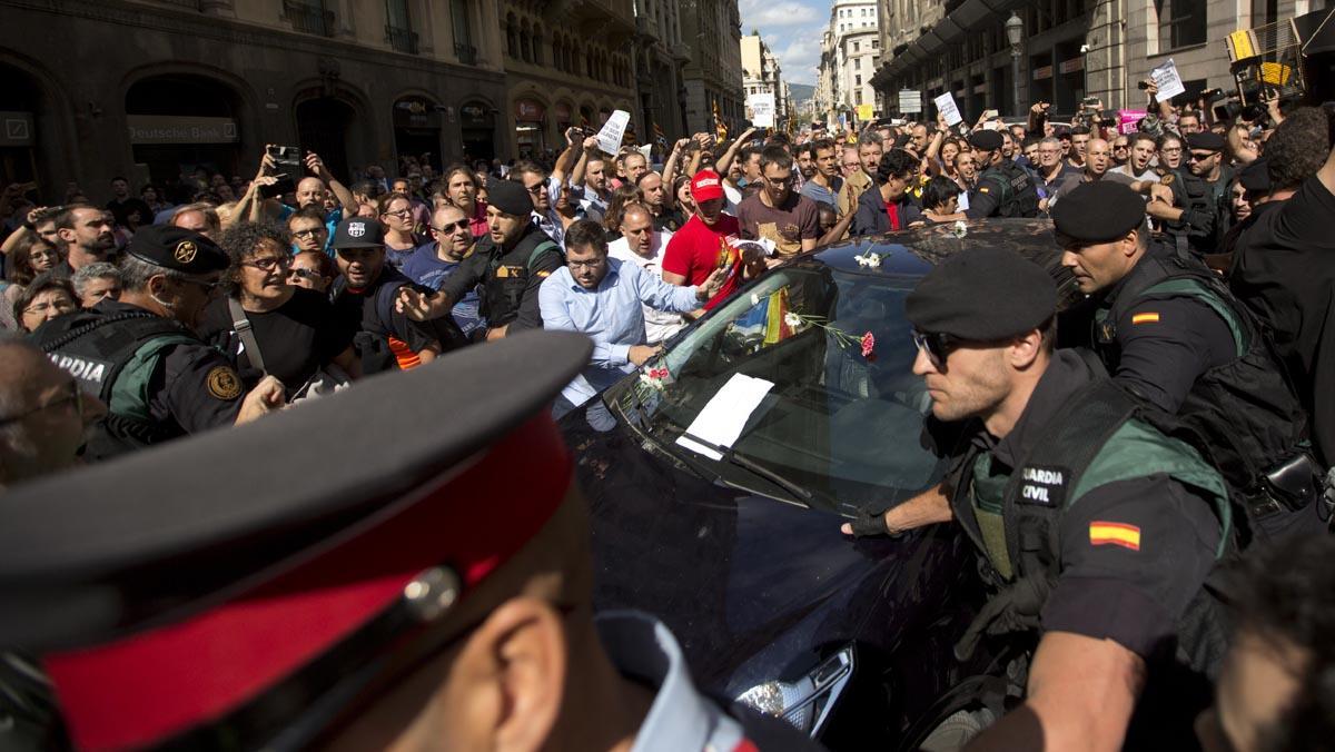 Enorme tensió davant la macrooperació judicial contra els organitzadors del referèndum. 