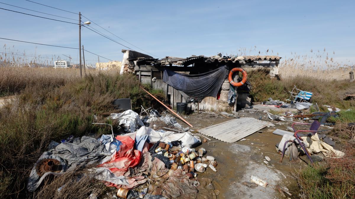 Acumulación de basura junto a unas ruinas y un portal de ‘feixa’ en la zona de es Prat de ses Monges, en Talamanca.