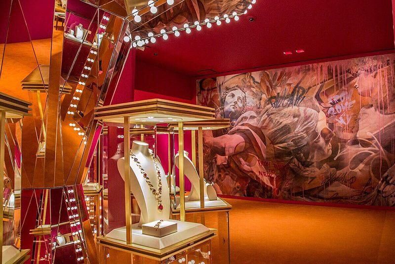 La tienda Bulgari exhibe sus creaciones con el fondo de las figuras pintadas