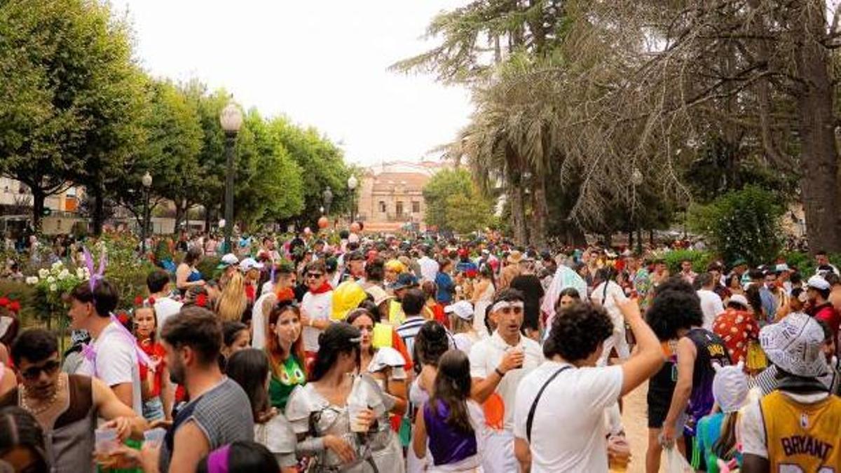 La alameda de Redondela llena de gente disfrutando del Entroido de Verán.