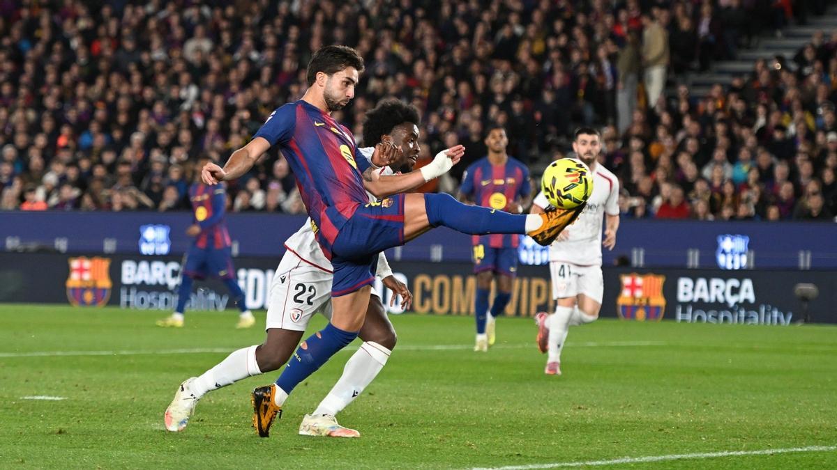 Ferran Torres remata a la portería de Osasuna.