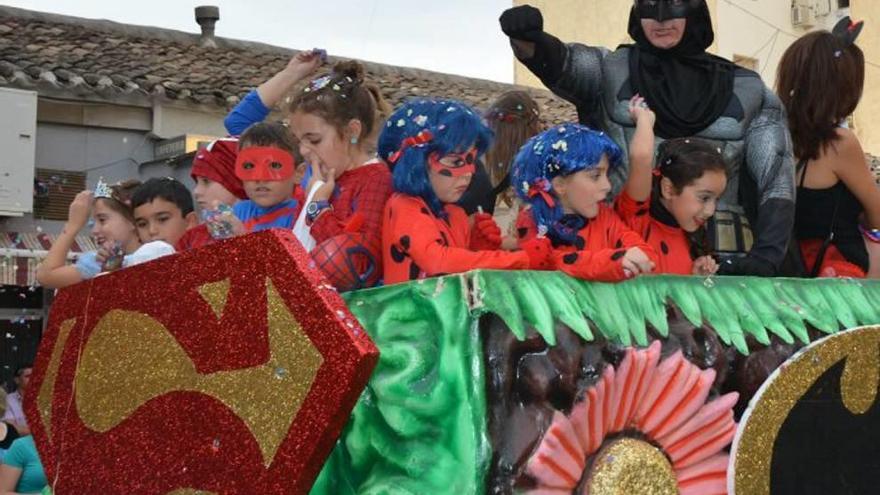 Los abaraneros recuperaron ayer su desfile de carrozas y batalla de las flores tras años de ausencia por la crisis.