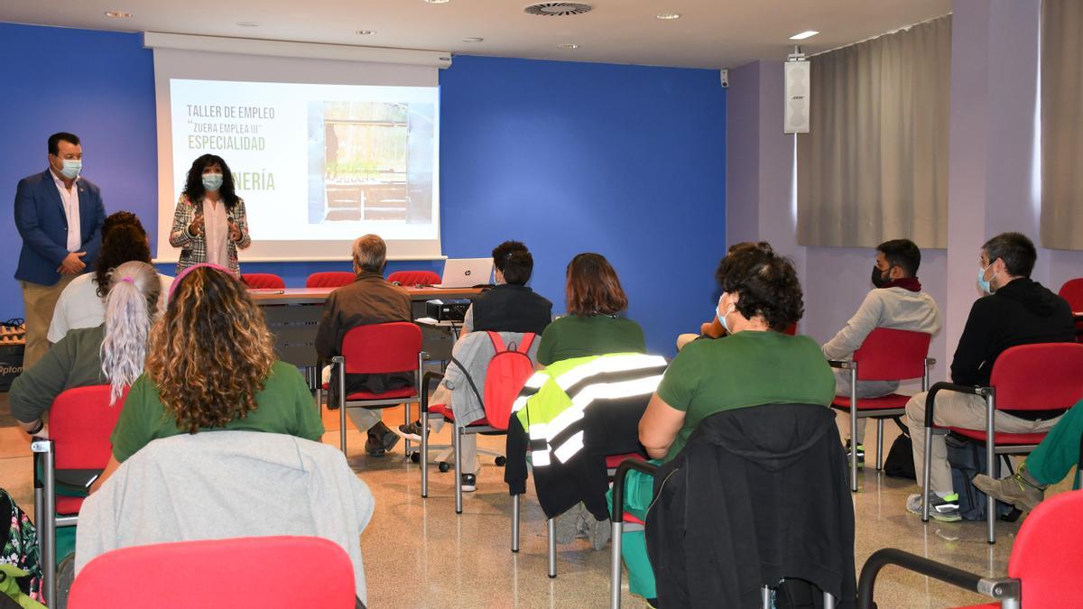 Alumnos en uno de los talleres de empleo de Zuera.