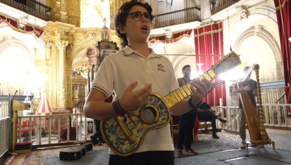 Un momento de los ensayos este martes por la tarde en la basílica de Santa María, en el regreso al escenario natural del Misteri d’Elx. | ÁXEL ÁLVAREZ