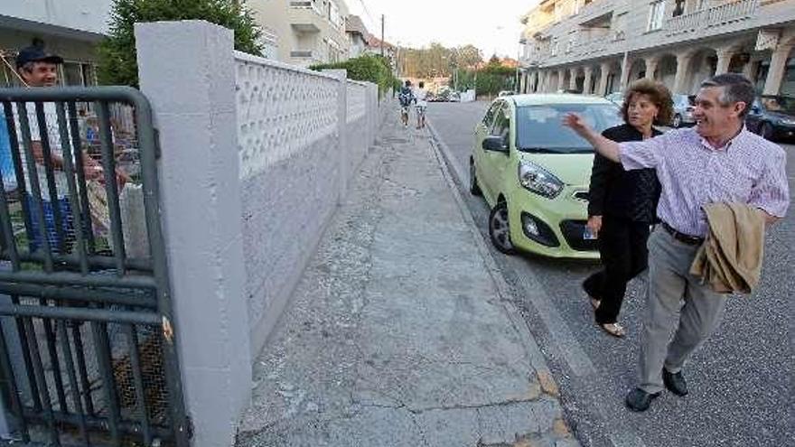 Viandantes en la Rúa Rans, con las aceras deterioradas.