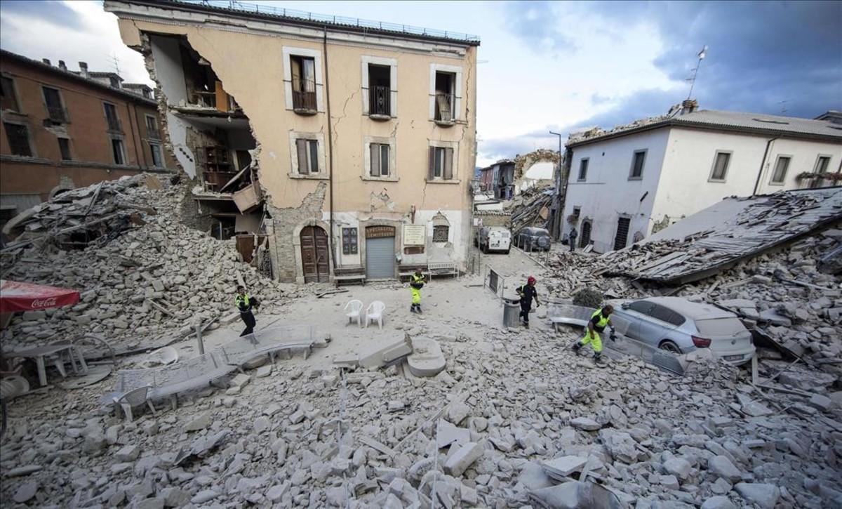 Un edificio destrozado tras el terremoto en Amatrice.