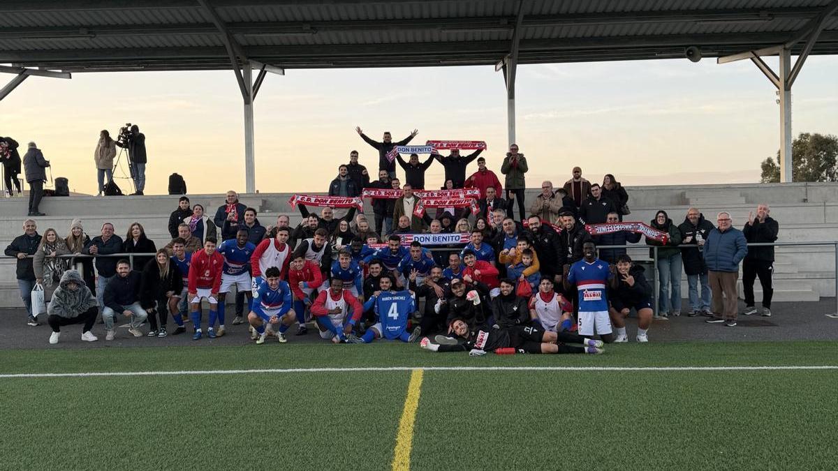 Afición y jugadores del Don Benito celebran la victoria en Cáceres.