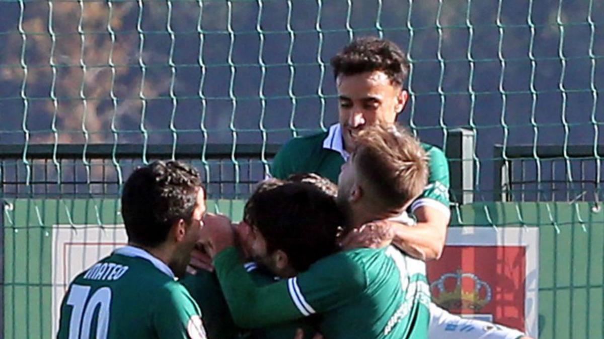 Los jugadores del Coruxo celebran un gol en Fragoselo. // MARTA G.BREA