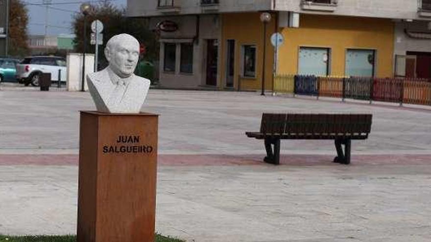 El busto del exalcalde preside la plaza con su nombre. // Bernabé/Gutier