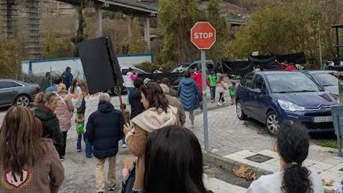 Padres de alumnos del colegio, durante una protesta.
