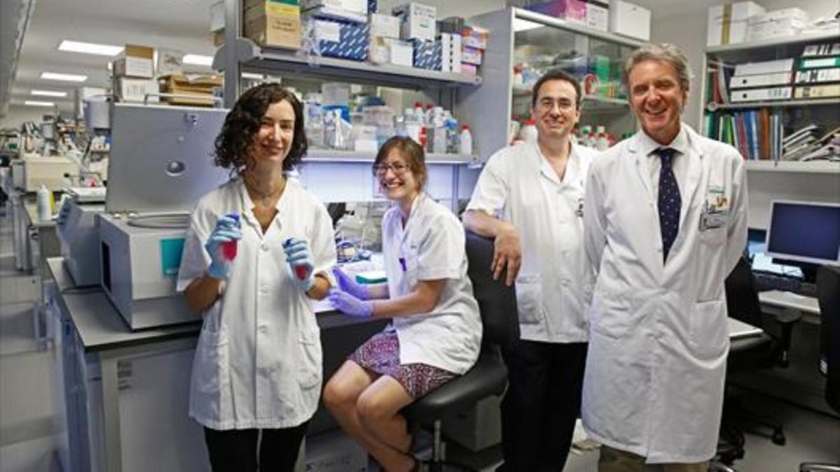 El equipo del Clínic. De derecha a izquierda, Álvaro Urbano, director de l'Institut d'Hematologia i Oncologia, y los doctores Manel Juan, Anna Boronat y María Castellat.