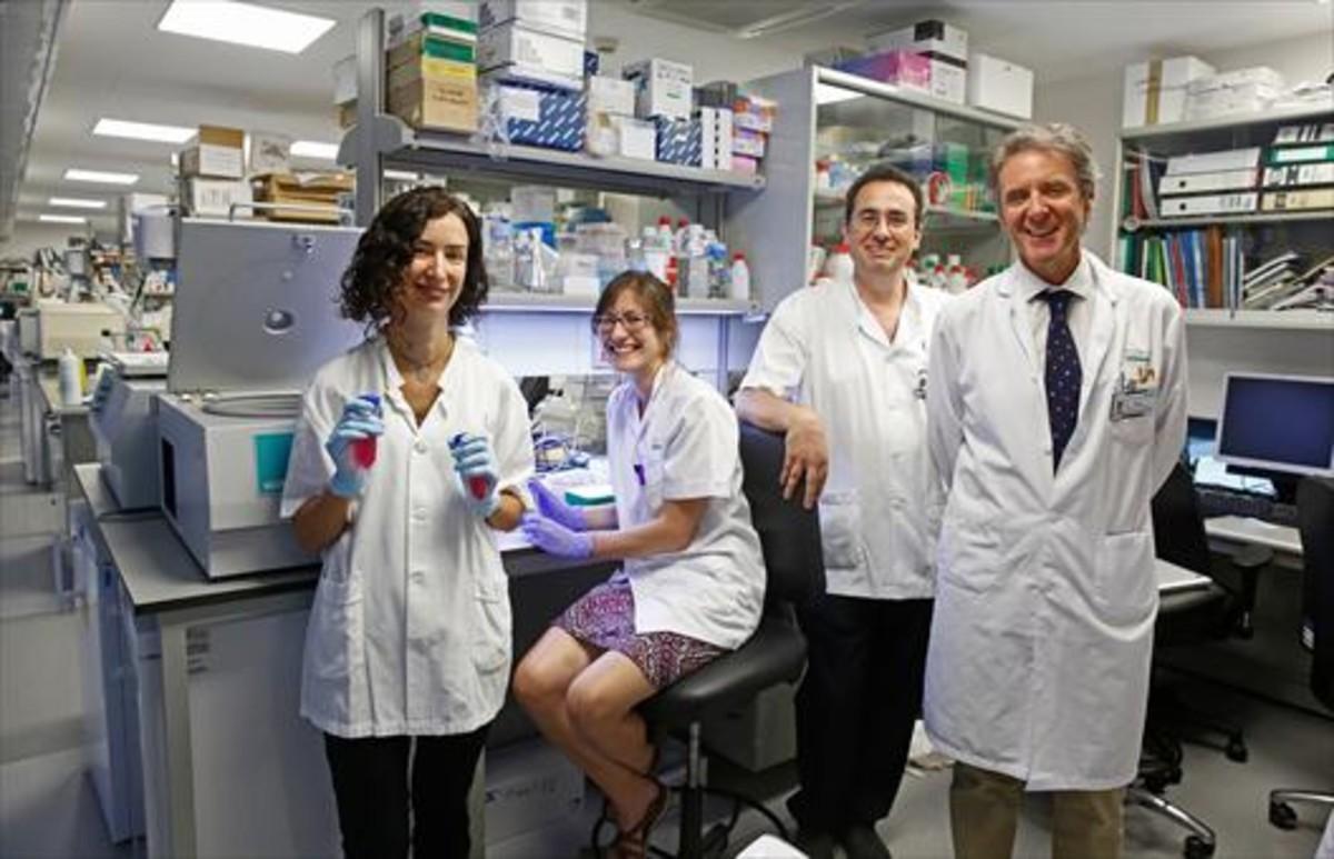 L’equip del Clínic. De dreta a esquerra, Álvaro Urbano, director de l’Institut d’Hematologia i Oncologia, i els doctors Manel Juan, Anna Boronat i María Castellat. L’equip del Clínic. De dreta a esquerra, Álvaro Urbano, director de l’Institut d’Hematologia i Oncologia, i els doctors Manel Juan, Anna Boronat i María Castellat.