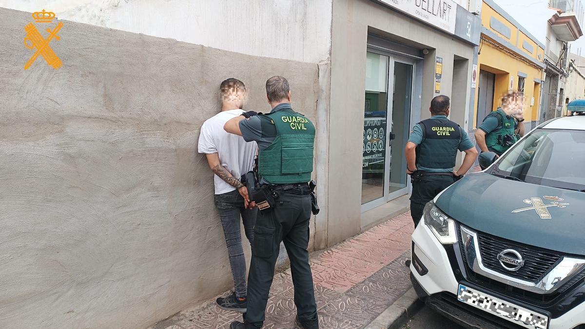 Varón arrestado por la Guardia Civil en Vecindario tras cometer varios robos en la zona