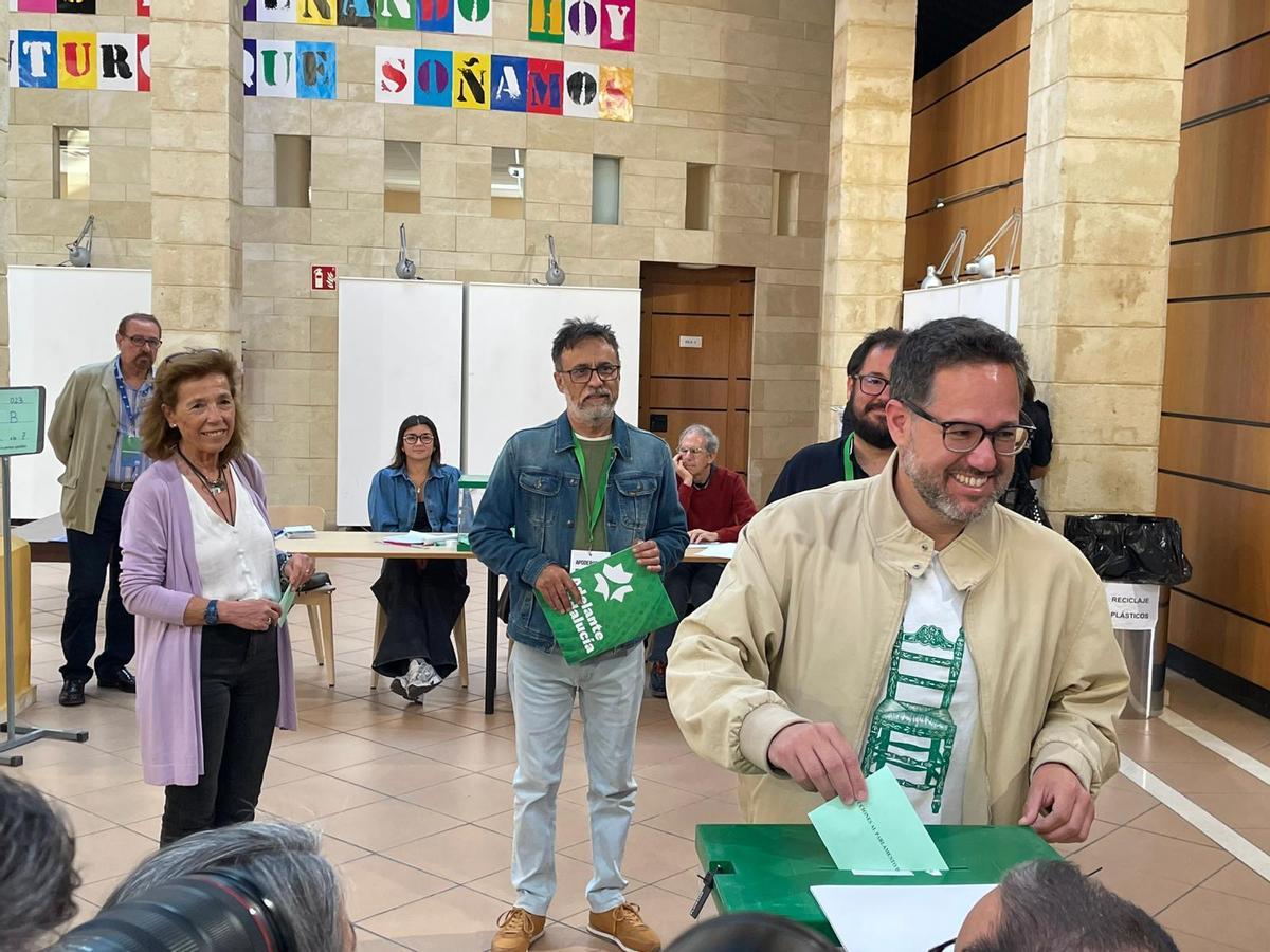 José Ignacio García, candidato de Adelante Andalucía, ejerciendo su derecho al voto en Jerez de la Frontera (Cádiz).