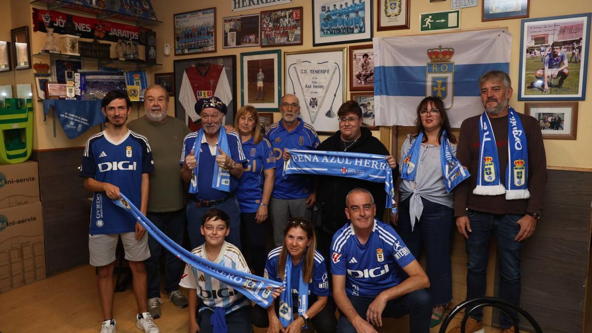 De pie, por la izquierda, Miguel Torrecilla, Alberto Álvarez (presidente), Miguel Giraldo, Pili Morales, Luis Carlos Sierra, Lorena Álvarez, Carmen de la Puente y Jorge Llaneza; agachados, David Pereira, Carmela Rodríguez y Juan Carlos Pereira, ayer, en la sede de la peña azul Herrero. | MARIO CANTELI