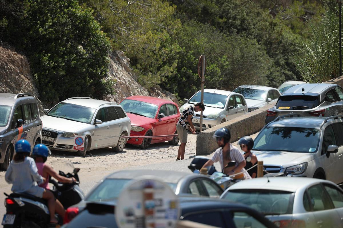 Descubre aquí todas las imágenes de la masificación en el aparcamiento de Cala d'Hort