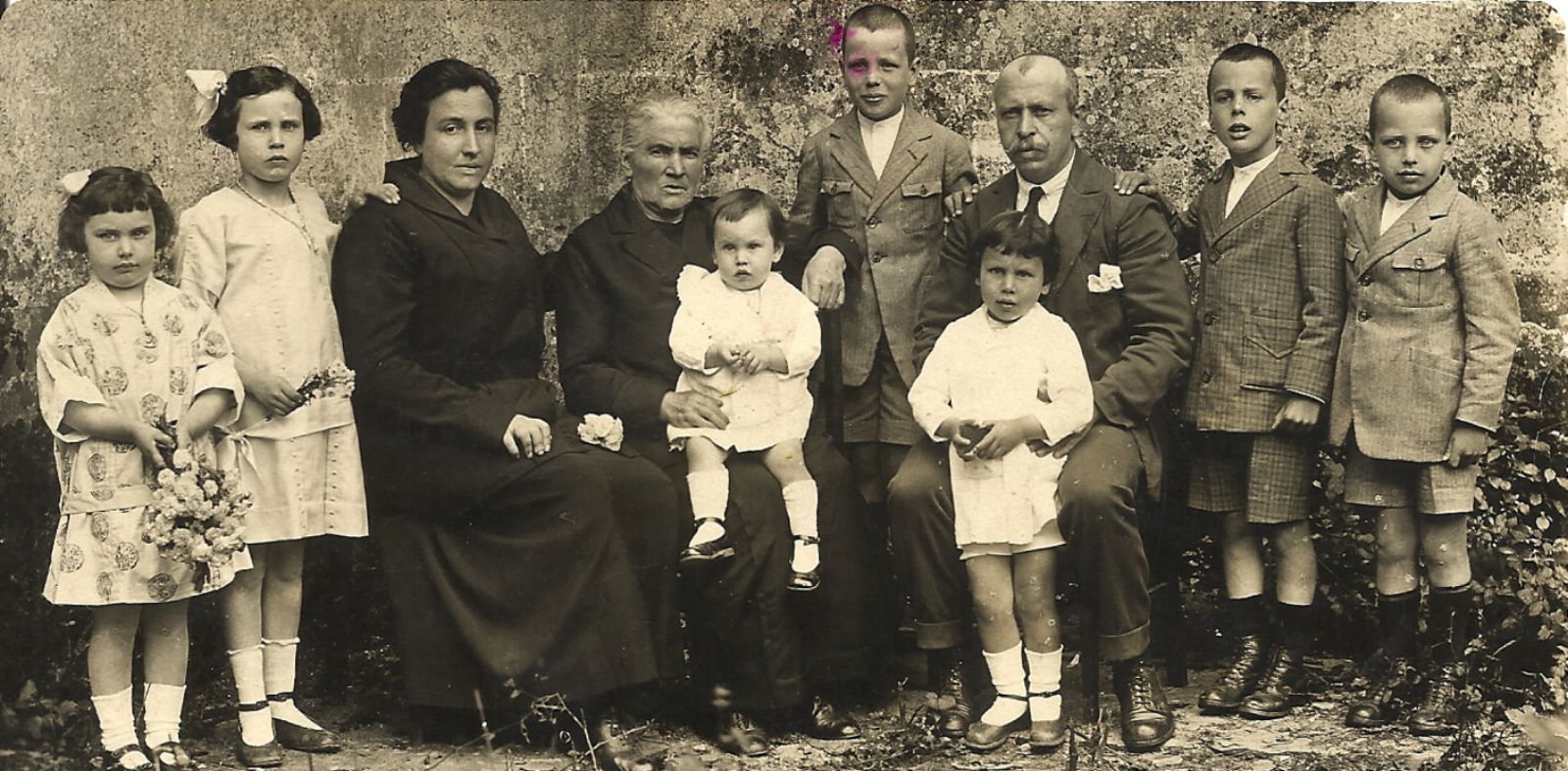 En el regazo de su abuela, con sus padres y seis de sus once hermanos en Lourenzá en 1922.