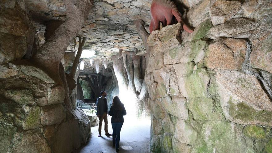 Una de las grutas del parque de O Pasatempo de Betanzos. |   // CARLOS PARDELLAS