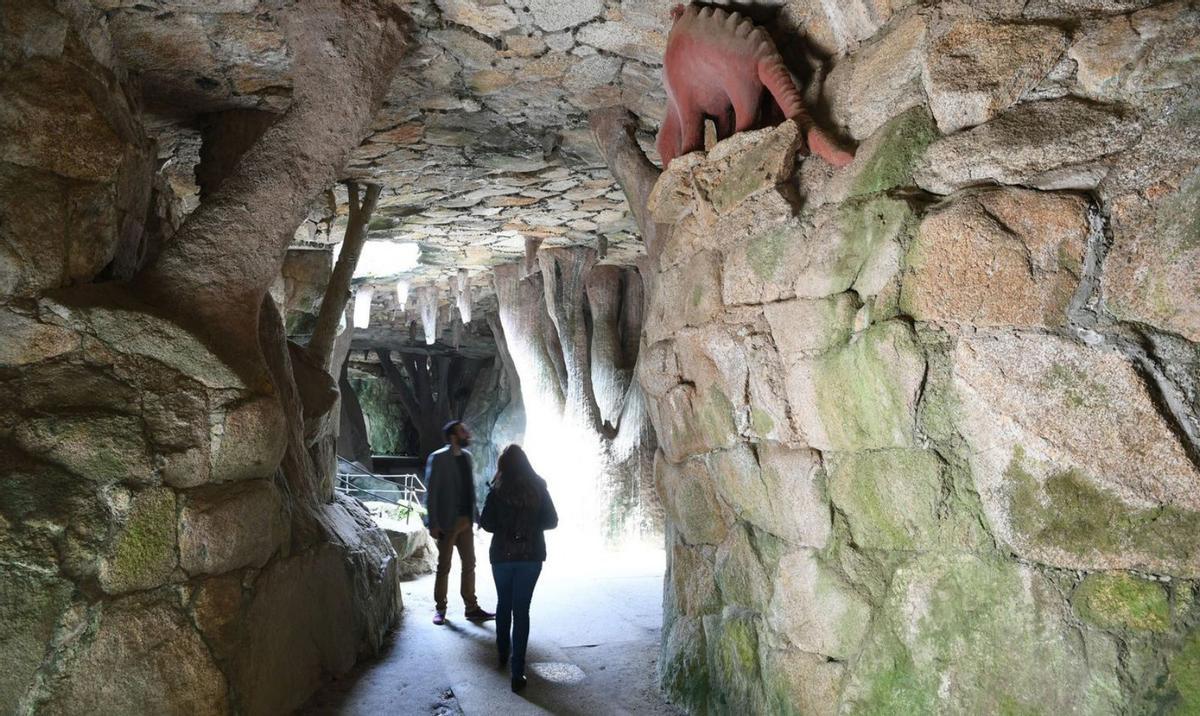 Una de las grutas del parque de O Pasatempo de Betanzos. |   // CARLOS PARDELLAS