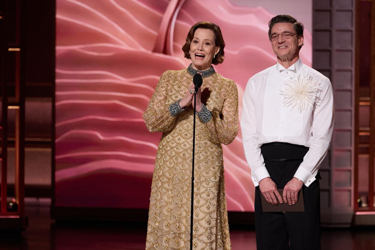 15 March 2026, US, Hollywood: Sigourney Weaver and Pedro Pascal present the Oscar for Visual Effects during the 98th Oscars' at the Dolby Theatre at Ovation Hollywood on Sunday. Photo: Trae Patton/AMPAS via ZUMA Press Wire/dpa Trae Patton/AMPAS via ZUMA Press / DPA 15/03/2026 ONLY FOR USE IN SPAIN. Trae Patton/AMPAS via ZUMA Press / DPA;entertainment;98th Academy Awards;