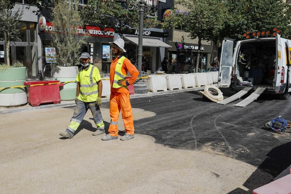 Comienzan a poner el suelo rojo de la Plaza del Ayuntamiento