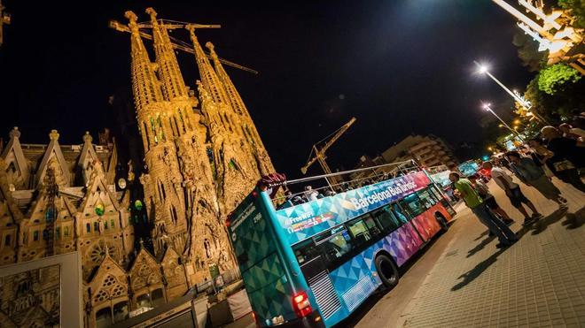 El bus turístico nocturno de Barcelona inicia la temporada y cumple 20 años de servicio