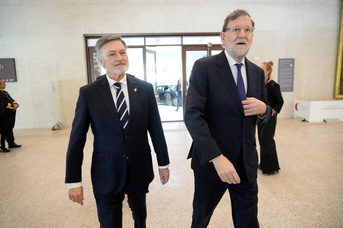 El presidente de las Cortes de Castilla y León, Francisco Vázquez, y el expresidente del Gobierno, Mariano Rajoy.