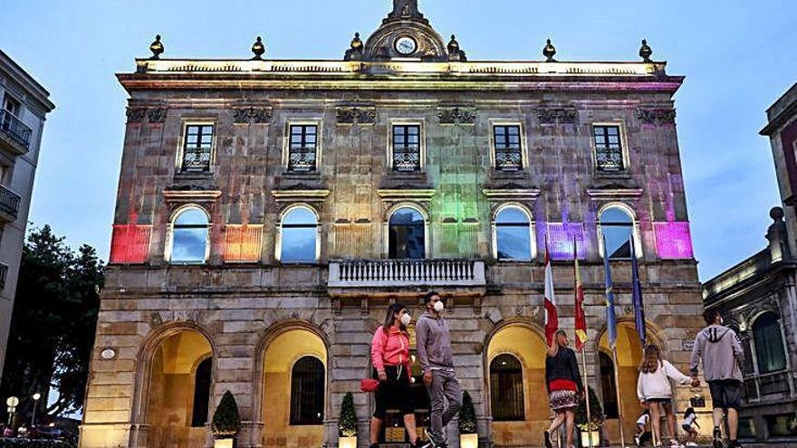 La fachada del Ayuntamiento, iluminada en el Día del Orgullo.