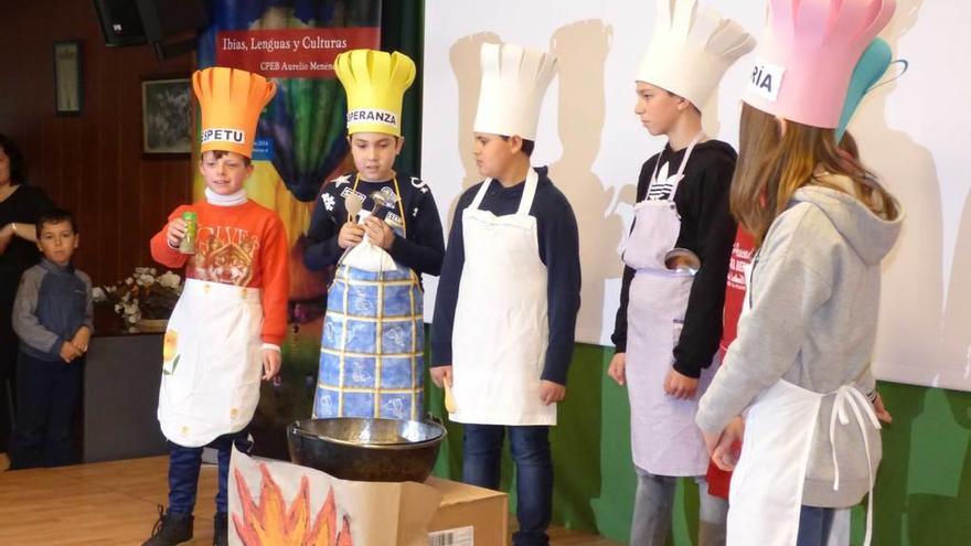 Escolares del colegio extremeño, en la obra de teatro que interpretaron en fala.