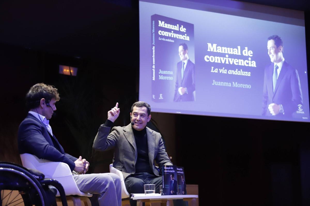 La presentación del libro de Juanma Moreno, en imágenes