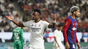 Vinicius celebra ante Araujo uno de sus tres goles marcados al Barça en la final de la Supercopa en Riad.