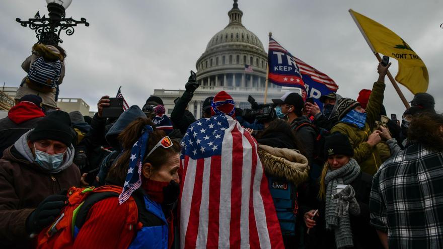 Seguidores de Donald Trump durante el asalto al Capitolio.