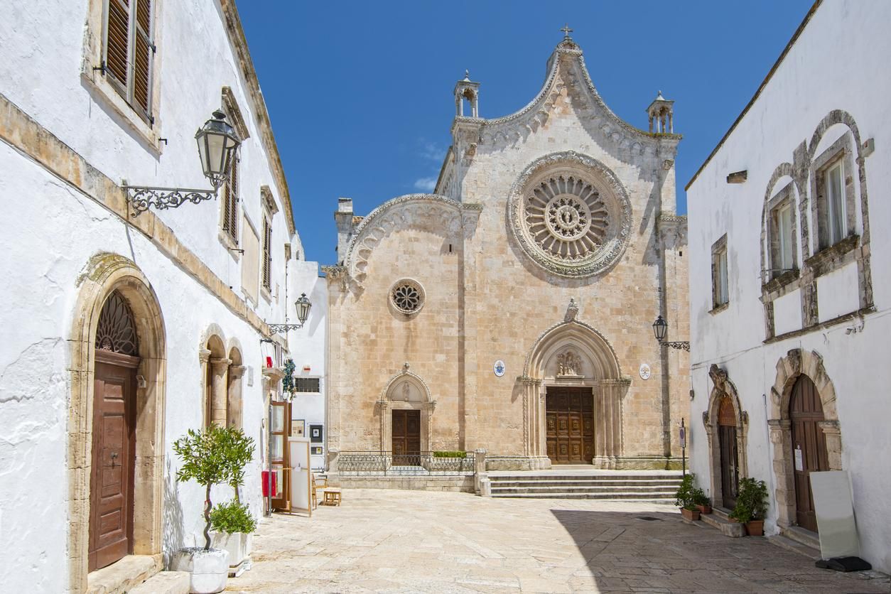 Catedral de Ostuni (Basilica de Santa María Assunta), catedral católica romana en Ostuni, provincia de Brindisi, Apulia, Italia.