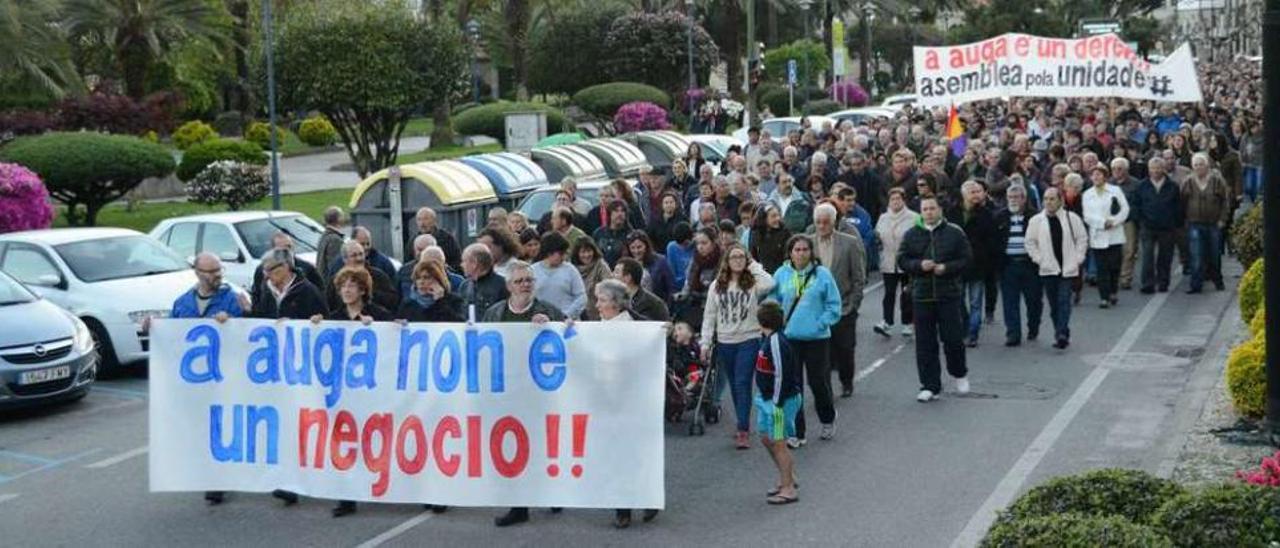 Manifestación en abril contra el precio del agua que encabezaban los hoy ediles de gobierno. // G.N.