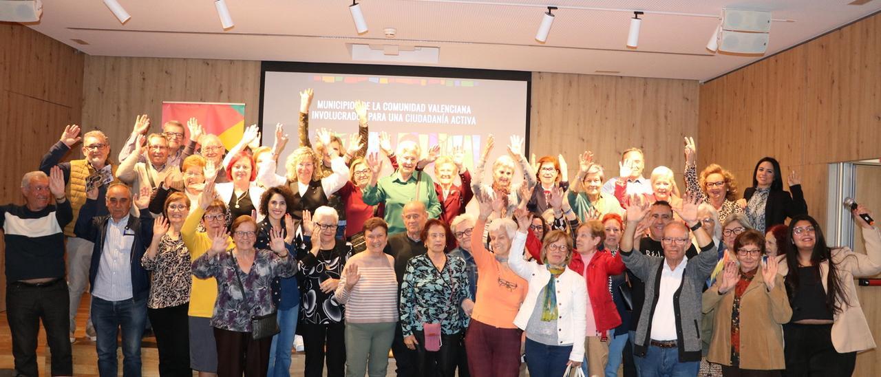 Grupo de personas participantes en la actividad sobre la brecha salarial.