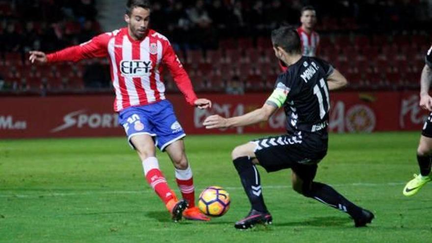 Sebas Coris encara Manu, jugador del Lugo, dissabte passat a l&#039;estadi.