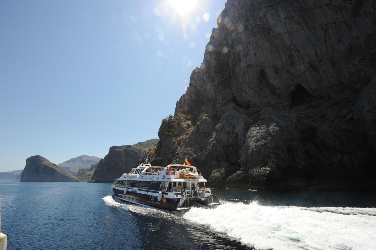 La travesía en barco entre el Port de Sóller y Sa Calobra ofrece una de las vistas más impresionantes de la costa norte.