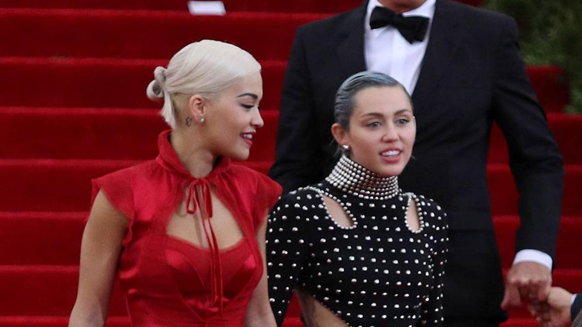 Rita Ora y Miley Cyrus en la gala MET de Nueva York