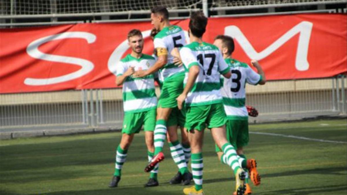Los jugadores del Sants celebran el gol de Sergio Navarro en el derbi ante el Horta