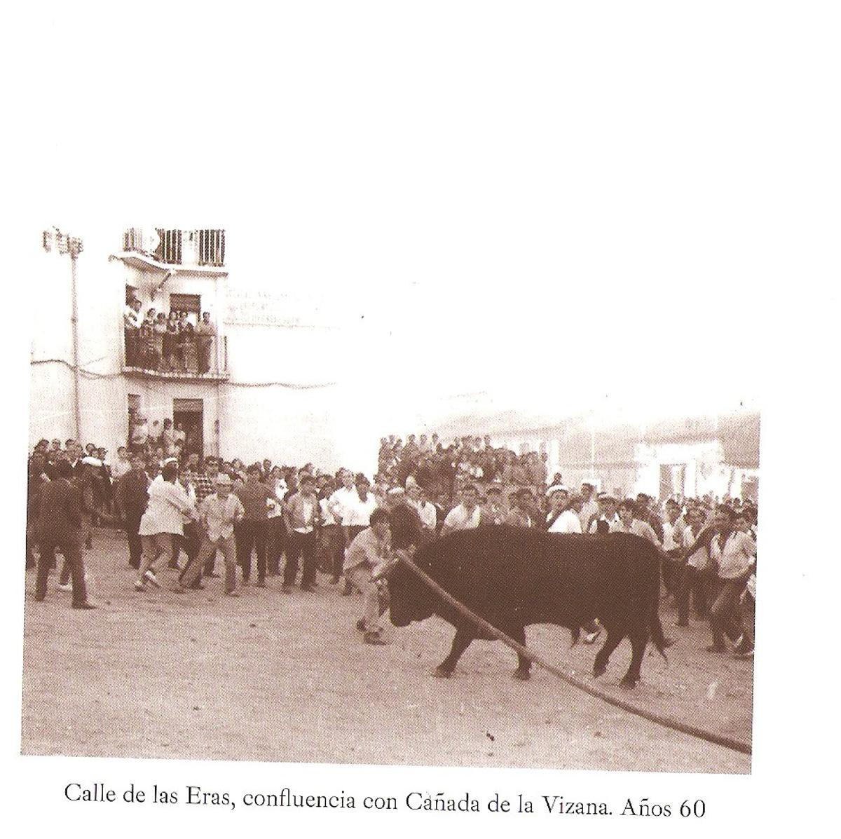 El toro en la calle Las Eras en los años 60.