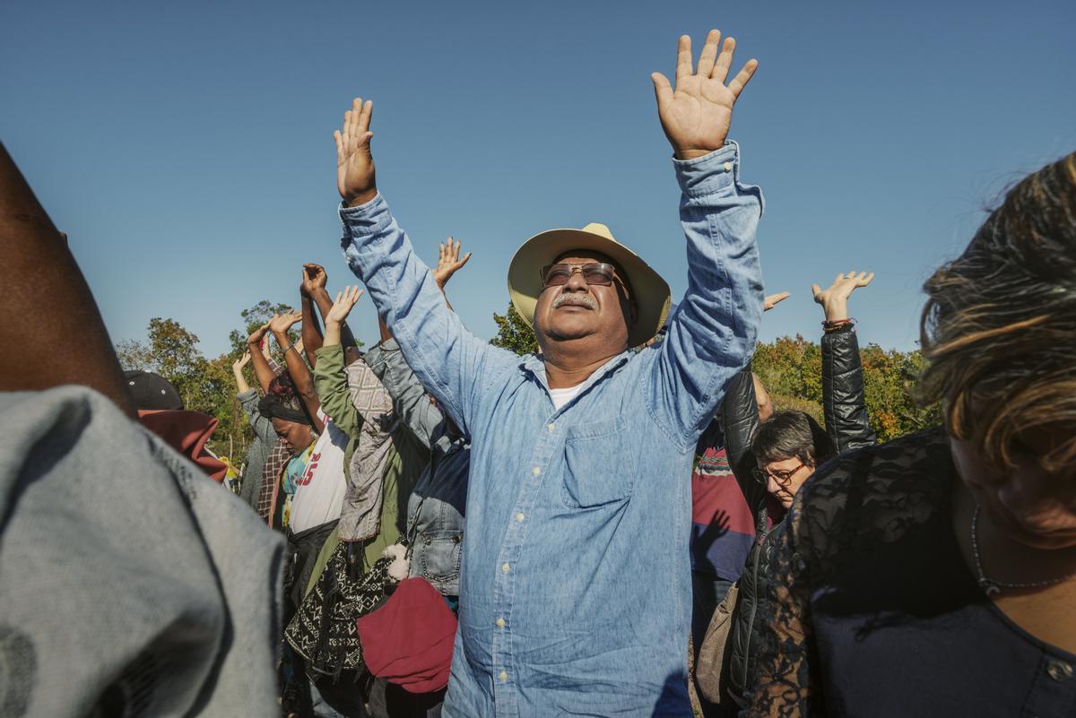 El Padre Melo dirige una radio desde la que denuncia las vulneraciones de los derechos humanos.